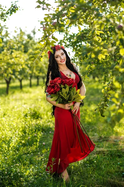 Meisje met rode bloemen — Stockfoto