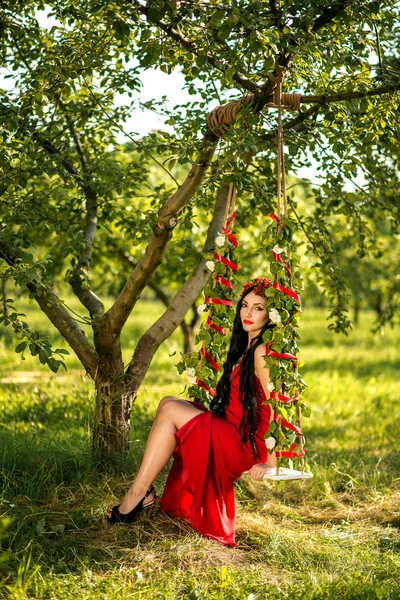 Fille avec des courants assis sur une balançoire — Photo