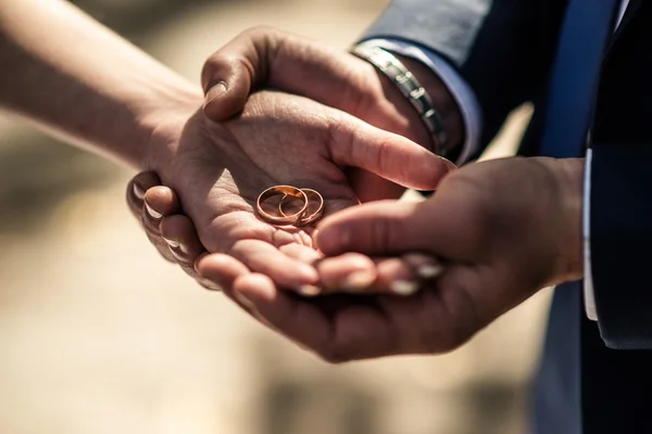 Anéis de casamento na mão — Fotografia de Stock