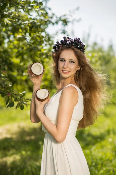 Krásná dívka s hrozny a kokos — Stock fotografie