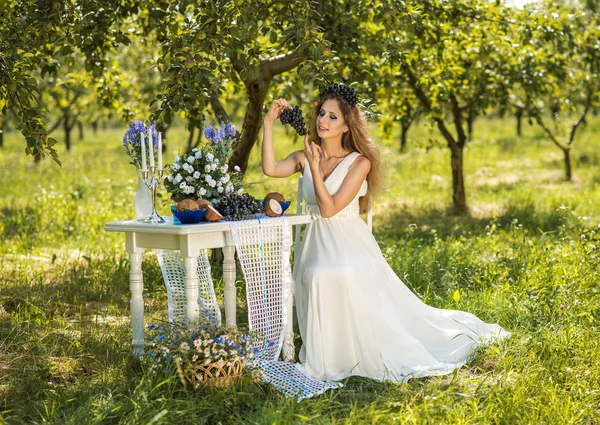 Bahçedeki güzel kız — Stok fotoğraf