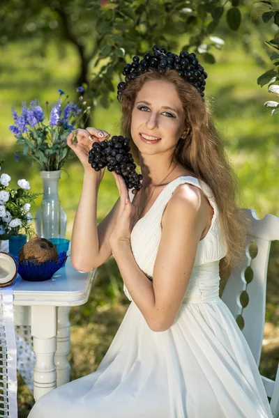 Mooi meisje in de tuin — Stockfoto