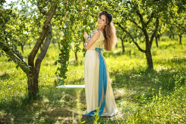 Schöne Mädchen im Garten — Stockfoto