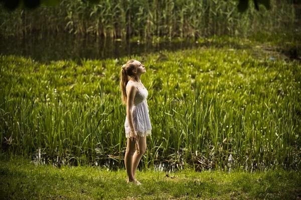 Jovem linda menina loira na natureza — Fotografia de Stock