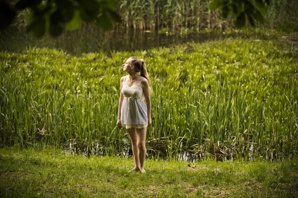 Unga vackra blonda flickan på natur — Stockfoto