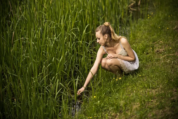 Giovane bella ragazza bionda sulla natura — Foto Stock