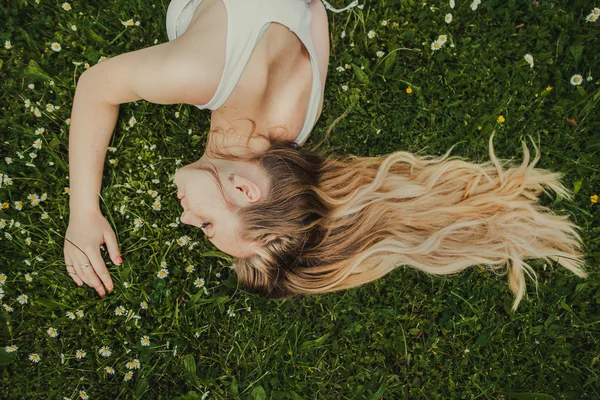 Gyönyörű lány fekszik a fűben — Stock Fotó
