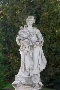 Parkta eski heykel ve renkli sonbahar renkleri