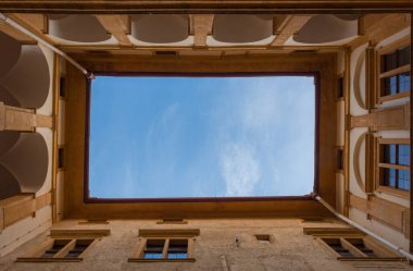 Avusturya 'nın Styria eyaletindeki en önemli Barok sarayı olan Eggenberg Sarayı' nın iç avlusu.