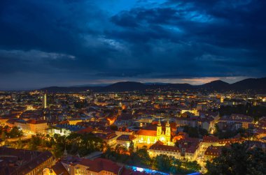 Avusturya 'nın Styria bölgesindeki Mariahilfer kilisesi ve tarihi binalarıyla birlikte Graz şehrinde dramatik bulutlar esiyor.
