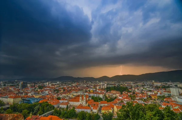 Tempestade Atmosférica Com Nuvens Dramáticas Sobre Cidade Graz Com Igreja — Fotografia de Stock