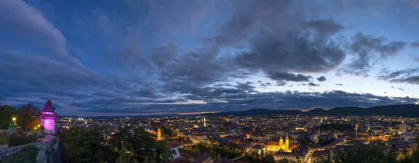 Stadsljus Graz Och Den Berömda Klocktornet Schlossberg Hill Graz Steiermark — Stockfoto