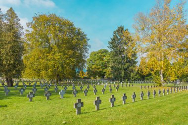 Eski askeri taşlar mezarlıktaki dünya savaşlarından kalma haçlar.