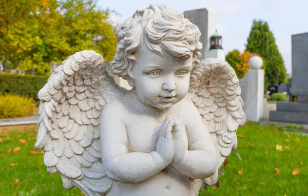 Skulptur Eines Kleinen Engels Auf Einem Grab Auf Dem Friedhof — Stockfoto