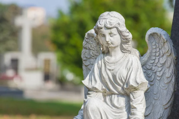 Skulptur Eines Kleinen Engels Auf Einem Grab Auf Dem Friedhof — Stockfoto