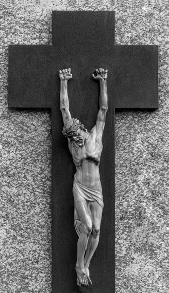 十字架上的耶稣基督的老雕像 钉十字架 宗教和精神信仰 — 图库照片
