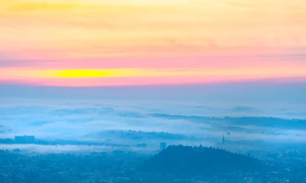 Удивительный Туманный Восход Солнца Над Городом Грац Холмом Шлоссберг Церковью — стоковое фото