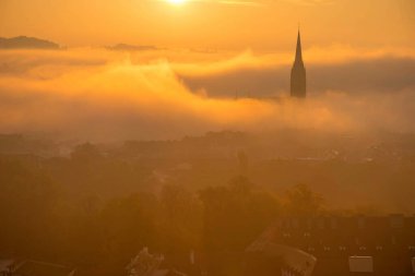 İsa 'nın Kutsal Yüreği Kilisesi' yle Graz, Styria bölgesindeki tarihi binalarla birlikte Graz şehri, Avusturya, gün doğumunda. Graz şehrinde güzel sisli bir sabah, sonbaharda.