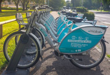 Klagenfurt, Avusturya - 26 Ağustos 2020: Worthersee Gölü yakınlarındaki bisiklet kiraları, Avusturya 'nın Carinthia bölgesindeki ünlü turist merkezi.