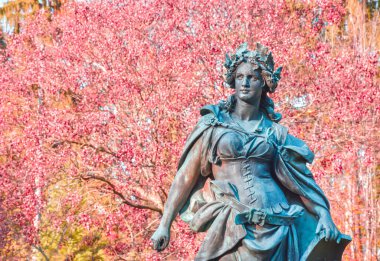 Stadtpark 'ta Styria' yı temsil eden heykel, sonbaharda Avusturya 'nın Graz şehrinde, Styria bölgesinde yeşil bir ada..