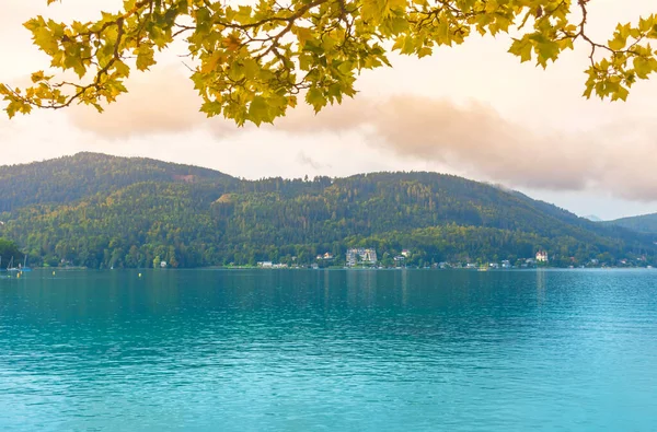 Veduta Del Lago Alpino Worthersee Famosa Attrazione Turistica Nuotare Andare — Foto Stock