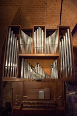 Kilisenin içinde tarihi bir boru organı. Eski müzik aleti, dini müzik.