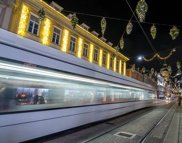 Graz Austria Listopada 2019 Tramwaj Piękne Świąteczne Dekoracje Ulicy Herrengasse — Zdjęcie stockowe