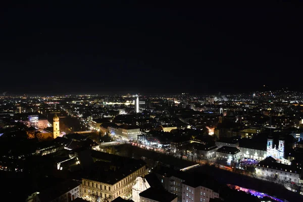 Stadsljus Graz Och Den Berömda Klocktornet Grazer Uhrturm Shlossberg Hill — Stockfoto