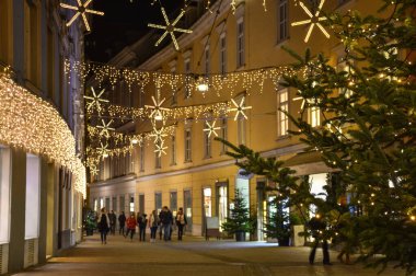 Herrengasse caddesindeki güzel Noel süslemeleri, geceleyin, Avusturya 'nın Graz, Styria bölgesinde