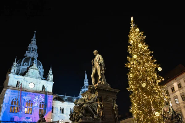 Avusturya 'nın Styria bölgesindeki Graz şehrinde, Hauptplatz' da (ana meydan) güzel Noel süslemeleri.