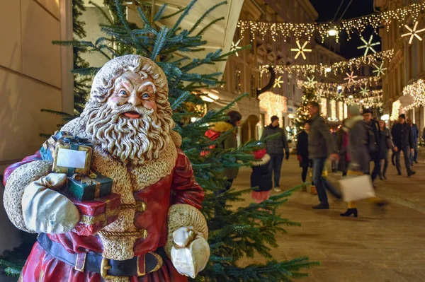 Weihnachtsmann Und Schöne Weihnachtsdekoration Der Nacht Der Innenstadt Einkaufsrausch Während — Stockfoto