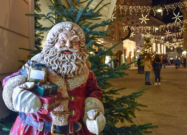 Santa Claus Krásné Vánoční Dekorace Noci Centru Města Graz Štýrsko — Stock fotografie