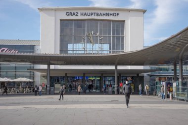 Graz, Avusturya-14 Ekim 2020: Coronavirus COVID-19 ve Graz, Styria bölgesinde grip salgını sırasında korunmak için maske takanlar