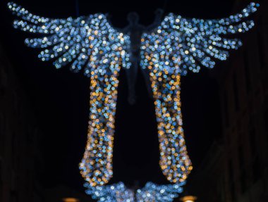 Renkli, ışıl ışıl kış süslemeleri, geceleri aydınlık..