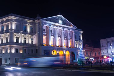 Romanya 'nın Arad kentindeki uzun süreli trafik ışıkları, Noel ağacı ve kış süslemeleri, gece vakti.