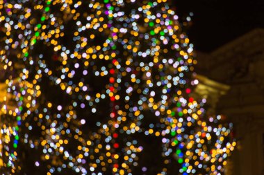 Geceleyin, Noel ağacı ve kış süslemeleri ile bulanık arkaplan.