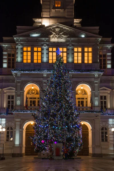 Romanya 'nın Arad kentindeki belediye binasının önündeki Noel ağacı ve yeni yıl süslemeleri.