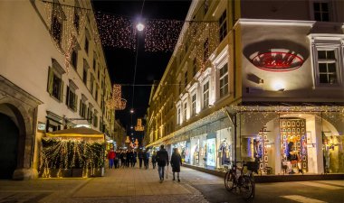 Graz, Avusturya-22 Kasım 2019: Avusturya 'nın Styria bölgesindeki Graz şehrinde gece vakti güzel sokak Noel süslemeleri.