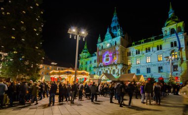 Graz, Avusturya - 30 Kasım 2019: Hauptplatz 'da (ana meydan) gece, Avusturya' nın Styria bölgesindeki Graz şehrinde güzel Noel süslemeleri