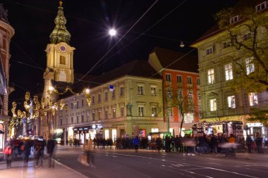 Graz, Avusturya - 30 Kasım 2019: Herrengasse caddesinde güzel Noel süslemeleri, geceleyin, Graz, Styria bölgesinde, Avusturya