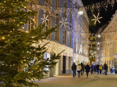 Graz, Avusturya - 30 Kasım 2019: Avusturya 'nın Styria bölgesindeki Graz şehrinde gece güzel Noel süslemeleri. Seçici odak
