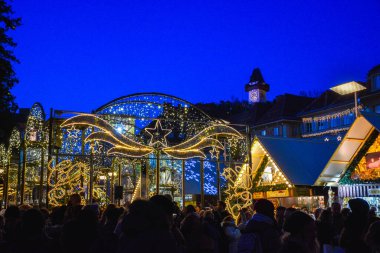 Graz, Avusturya - 30 Kasım 2019: Hauptplatz 'da (ana meydan) gece, Avusturya' nın Styria bölgesindeki Graz şehrinde güzel Noel süslemeleri