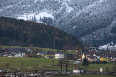 Ennstal, Steiermark, Avusturya 'da dağlarla çevrili küçük güzel bir Avusturya köyü.