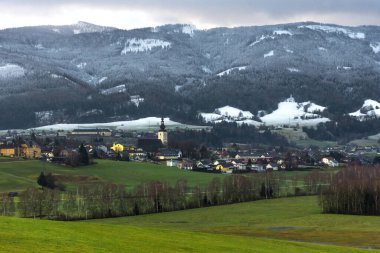 Ennstal, Steiermark, Avusturya 'da dağlarla çevrili küçük güzel bir Avusturya köyü.