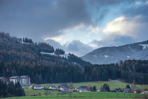 Malá Krásná Rakouská Vesnice Obklopená Horami Ennstalu Steiermark Rakousko — Stock fotografie