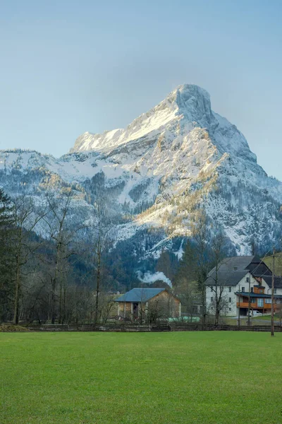 オーストリアのスタイリア地方のゲーゼ国立公園のジョンスバッハ村で美しい高い山と冬の風景 — ストック写真