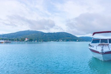 Alp Gölü Worthersee 'deki tekne, Avusturya' nın Carinthia bölgesinde ünlü tekne ve yüzme turistik cazibesi.