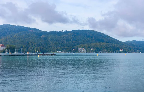 Pohled Alpské Jezero Worthersee Známé Turistické Atrakce Pro Koupání Plavání — Stock fotografie