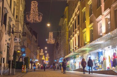 Graz, Avusturya - 18 Aralık 2020: Avusturya 'nın Styria bölgesinde, Graz şehrinde gece güzel Noel süslemeleri