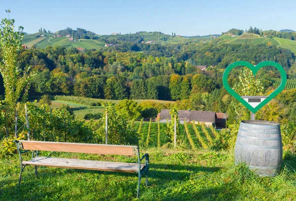 Güney Styrian Şarap Yolu boyunca uzanan üzüm bağları, Avusturya ile Slovenya arasındaki sınırda yeşil kayan tepeler, üzüm bağları, pitoresk köyler ve şarap tavernaları olan büyüleyici bir bölge.